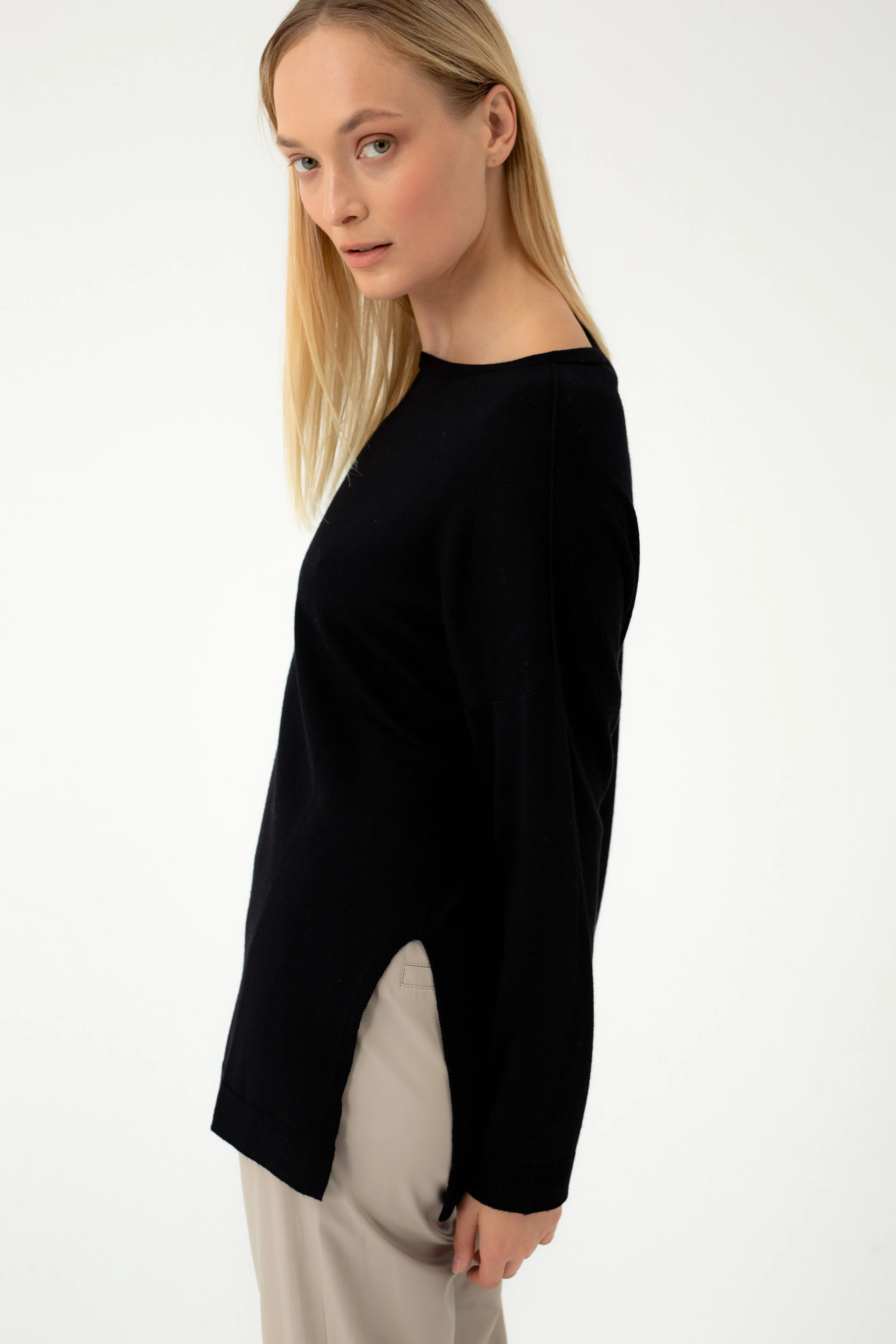 PURE WOOL OVERSIZED BLACK SWEATER